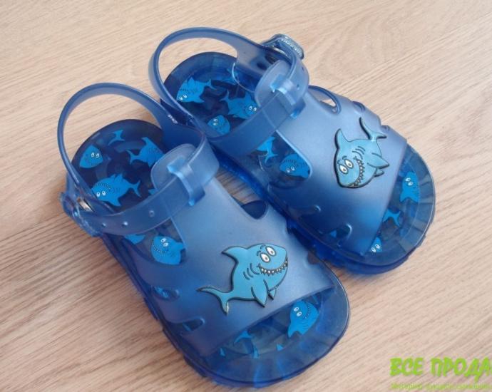 Нові босоніжки для хлопчика