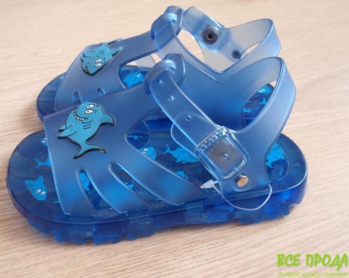 Нові босоніжки для хлопчика