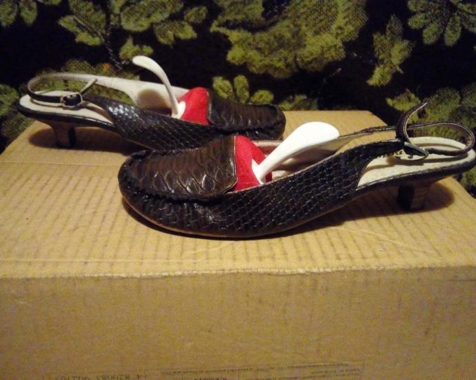 Женские кожаные фирменные босоножки Bata.в хорошем состоянии.размер 36.