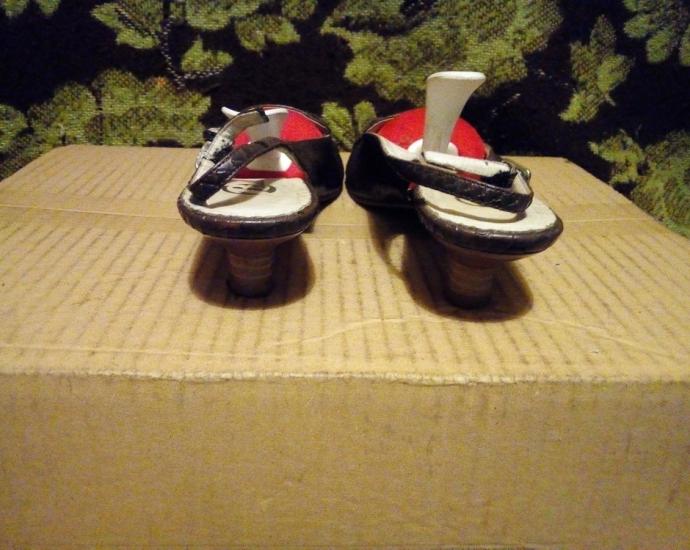Женские кожаные фирменные босоножки Bata.в хорошем состоянии.размер 36.
