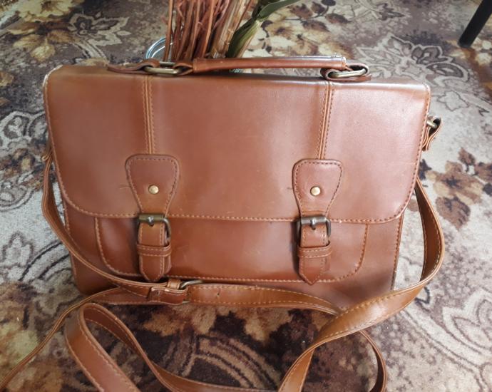 Коричневая сумка на длинной ручке