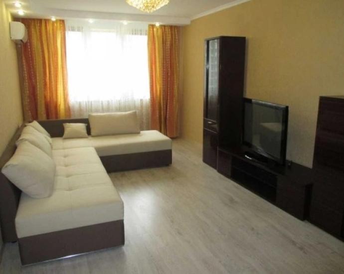 Сдам 2-х кiмн. кв-ру в центрi по вул. Першотравнева 5800грн/міс