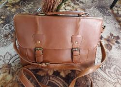 Коричневая сумка на длинной ручке